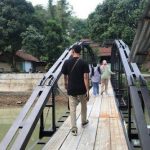 Kisah Keluarga Membangun Jembatan